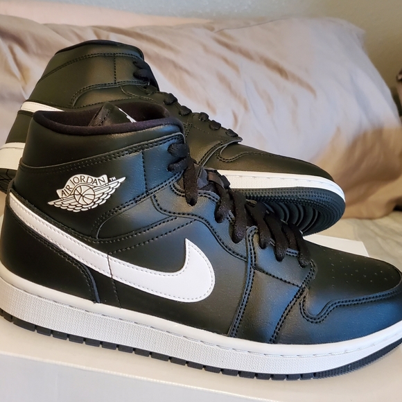 Jordan 1 Mid - Picture 5 of 5